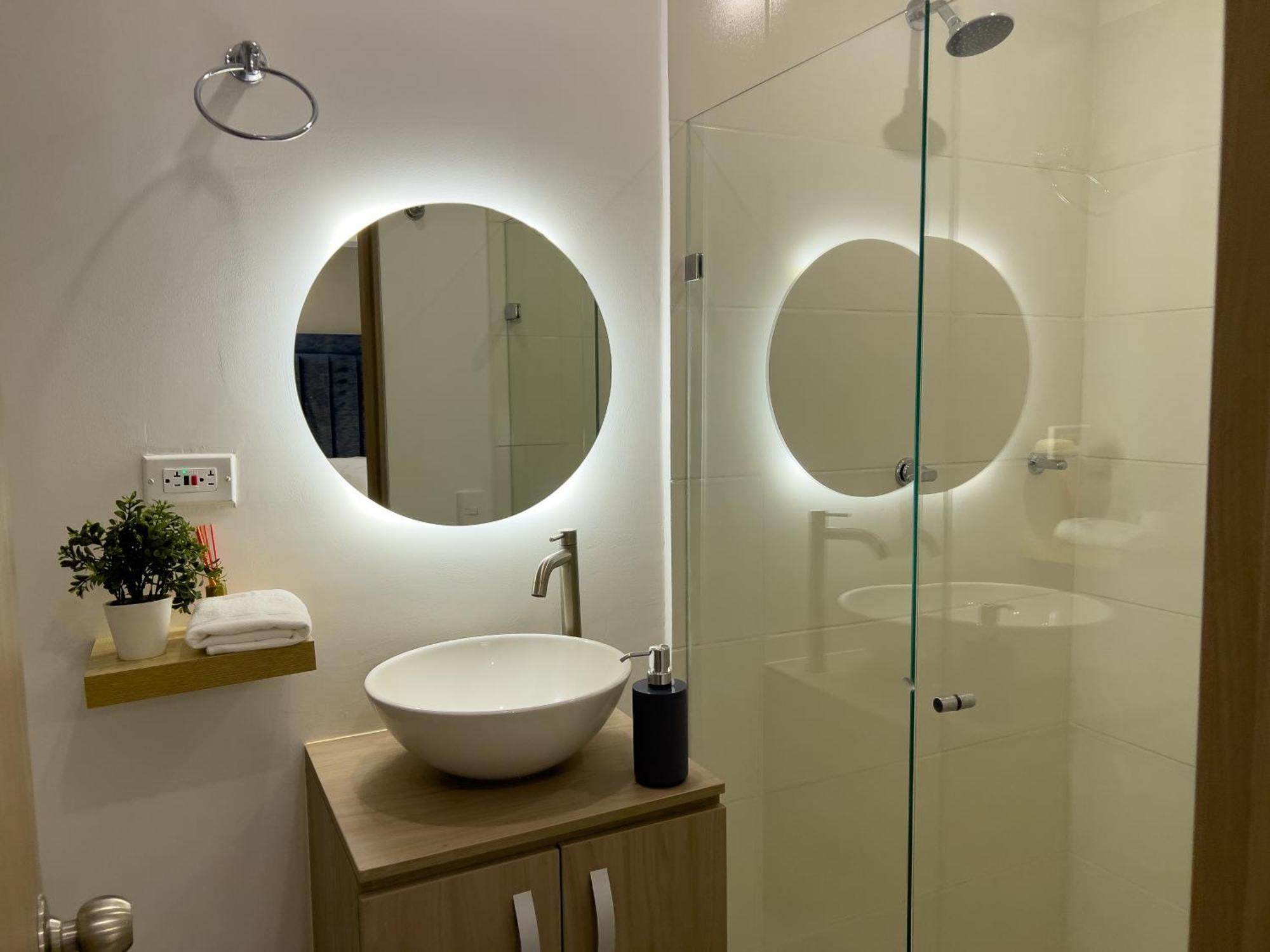 Lujoso Cerca Al Aeropuerto Y Ciudad Amurallada *